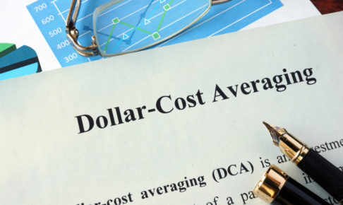 ドルコスト平均法とは？知られざる『デメリット』を克服するおすすめの投資先を含めて解説する。