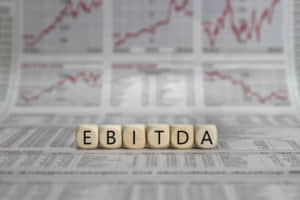 企業の割安度を見極める「EV/EBITDA倍率」とは?具体例を交えてわかりやすく解説。